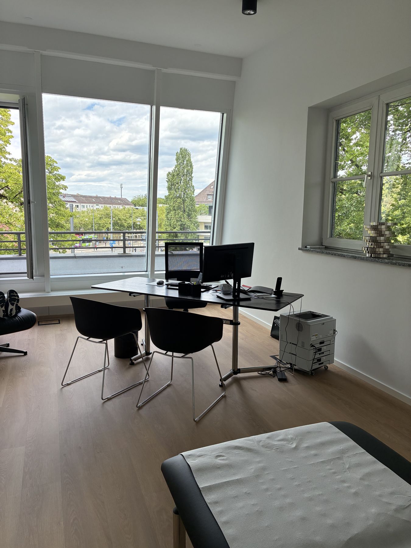 Sprechzimmer mit Untersuchungsliege in des Therapiezentrums