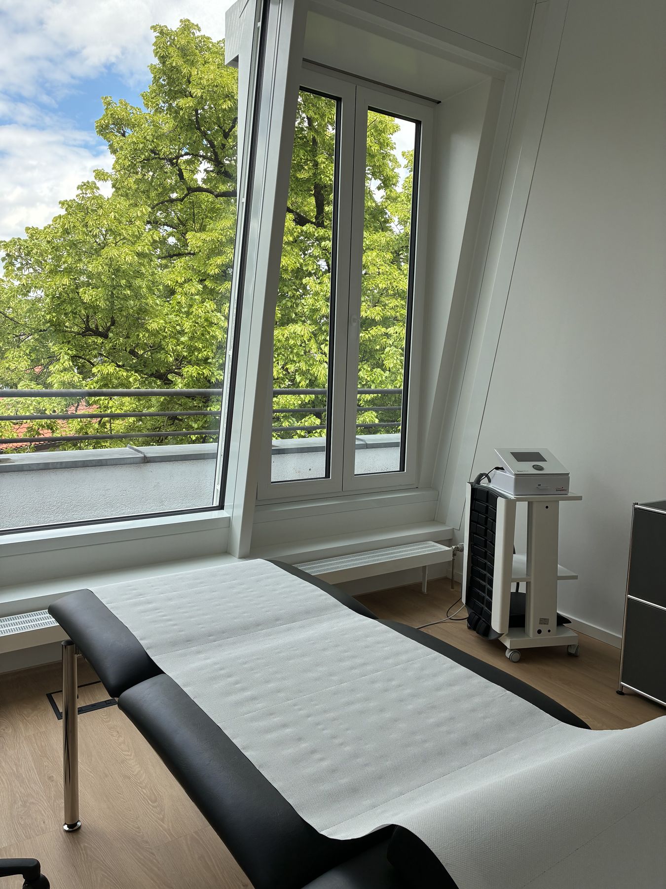STIMAwell-Therapiematratze im Behandlungsraum der Orthopädie Dr. Radke in München